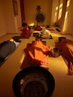 Klangmeditation / Klangreise mit Klangschalen aus Nepal mit Cindy